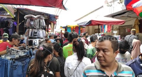 Abaikan Protokol Kesehatan, Warga Berkerumun di Tanah Abang Beli Baju Baru