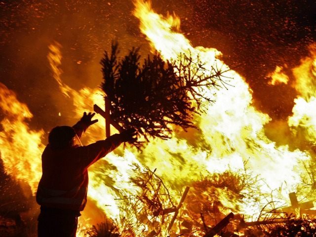 maksudnya-memeriahkan--pohon-natal-dibakar-di-tepi-barat