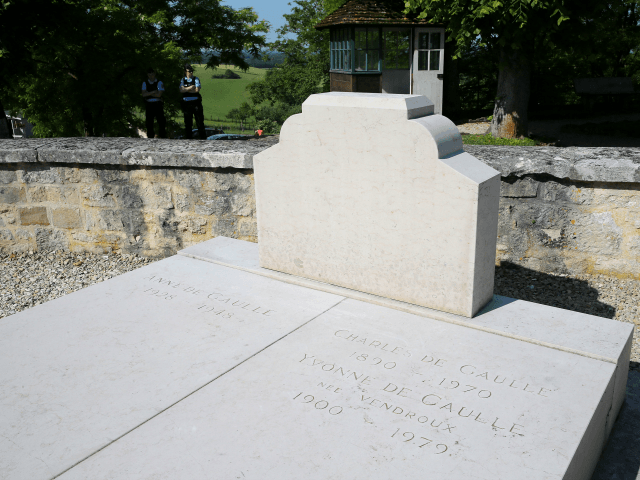 Nisan Salib di Makam Pahlawan Prancis Charles de Gaulle Dirusak