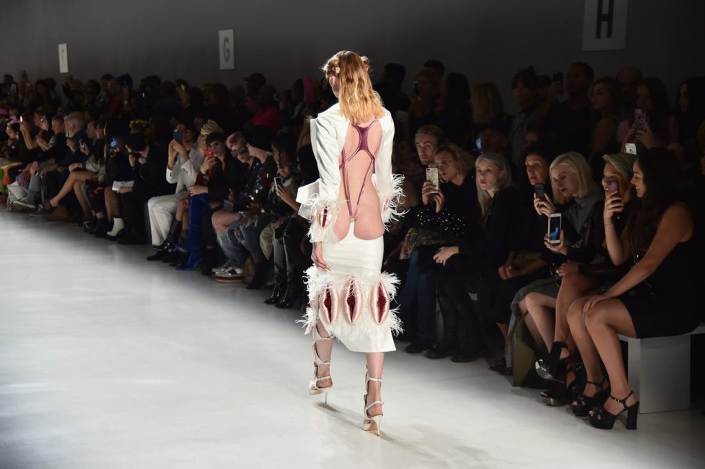 Parade Busana Nyeleneh Serba Vagina di New York Fashion Week