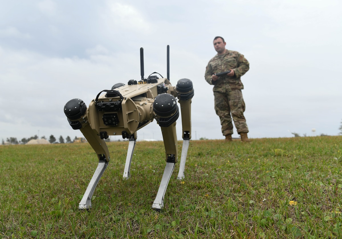 SPUR - Robot Anjing yang Dilengkapi Senjata Untuk Meladeni Peperangan Modern