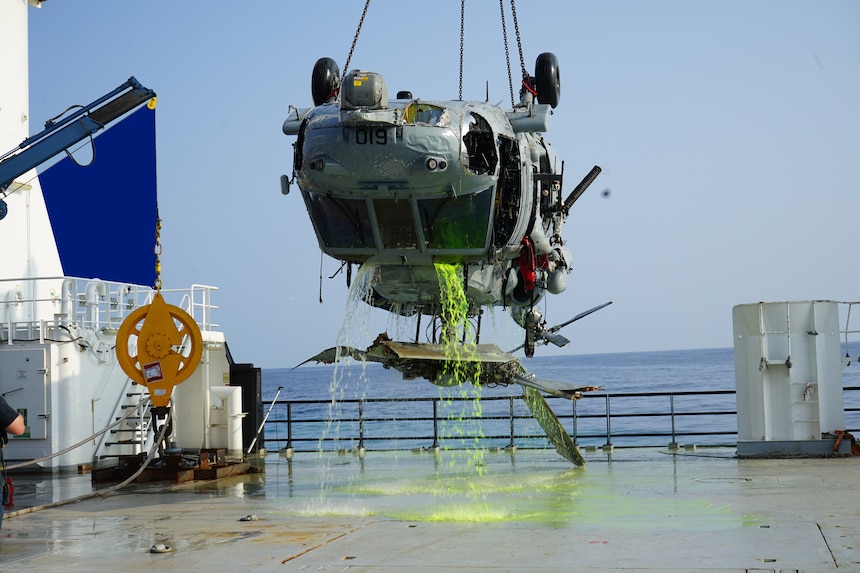 Memakai ROV CURV-21, US Navy Pecahkan Rekor Operasi Pengangkatan Terdalam di Dunia