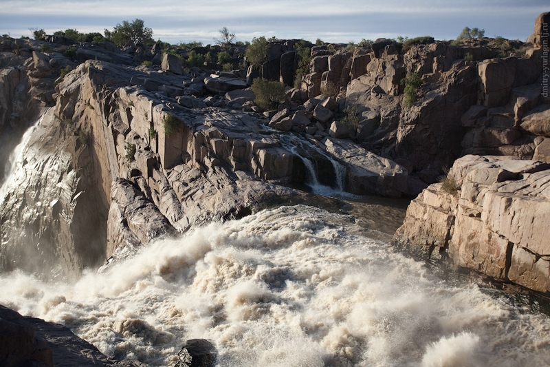 &#91;AMAZING&#93;Air Terjun Augrabies Wonder Falls Di Tengah Savannah Yang Indah