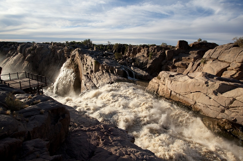 &#91;AMAZING&#93;Air Terjun Augrabies Wonder Falls Di Tengah Savannah Yang Indah