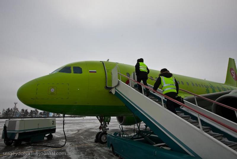 Melihat aktifitas pilot di bandara sebelum lepas landas