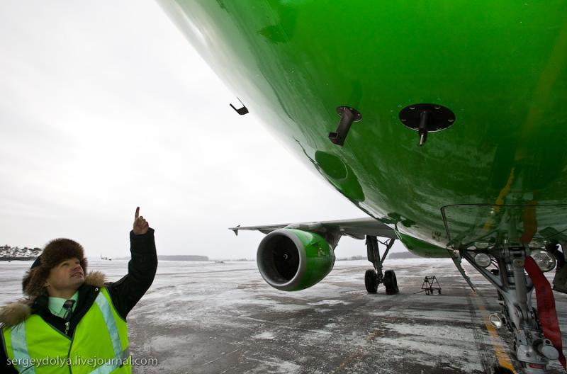 Melihat aktifitas pilot di bandara sebelum lepas landas