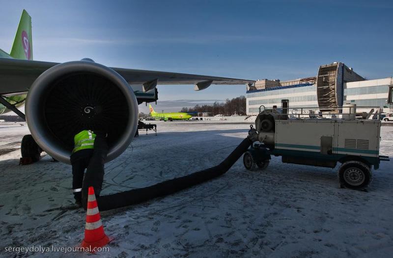 Melihat aktifitas pilot di bandara sebelum lepas landas