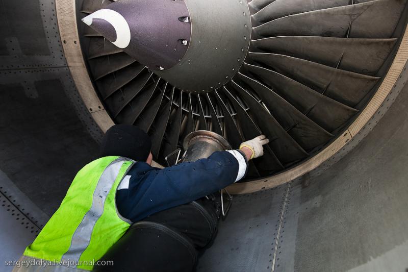 Melihat aktifitas pilot di bandara sebelum lepas landas