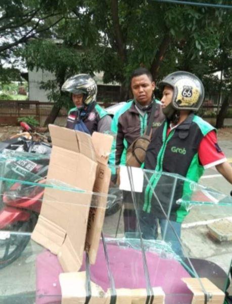 5 Barang Ukuran Besar Yang Pernah Dikirim Ojek Online, Anda Kira Mereka Pake Pick Up?