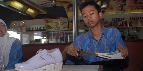 Anak SMP Bikin Sepatu Anti Kekerasan Seks