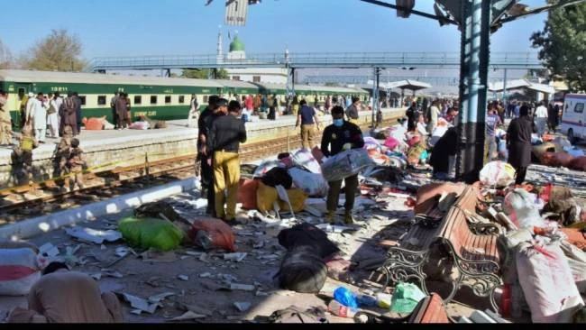 Bom Bunuh Diri di Stasiun Kereta Pakistan Tewaskan 26 Orang