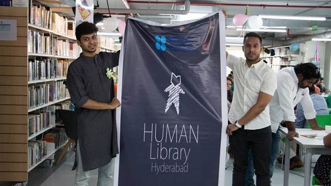 Ada Perpustakaan Manusia Loh di India, Bisa Minjem Manusia Kaya Buku Kah?