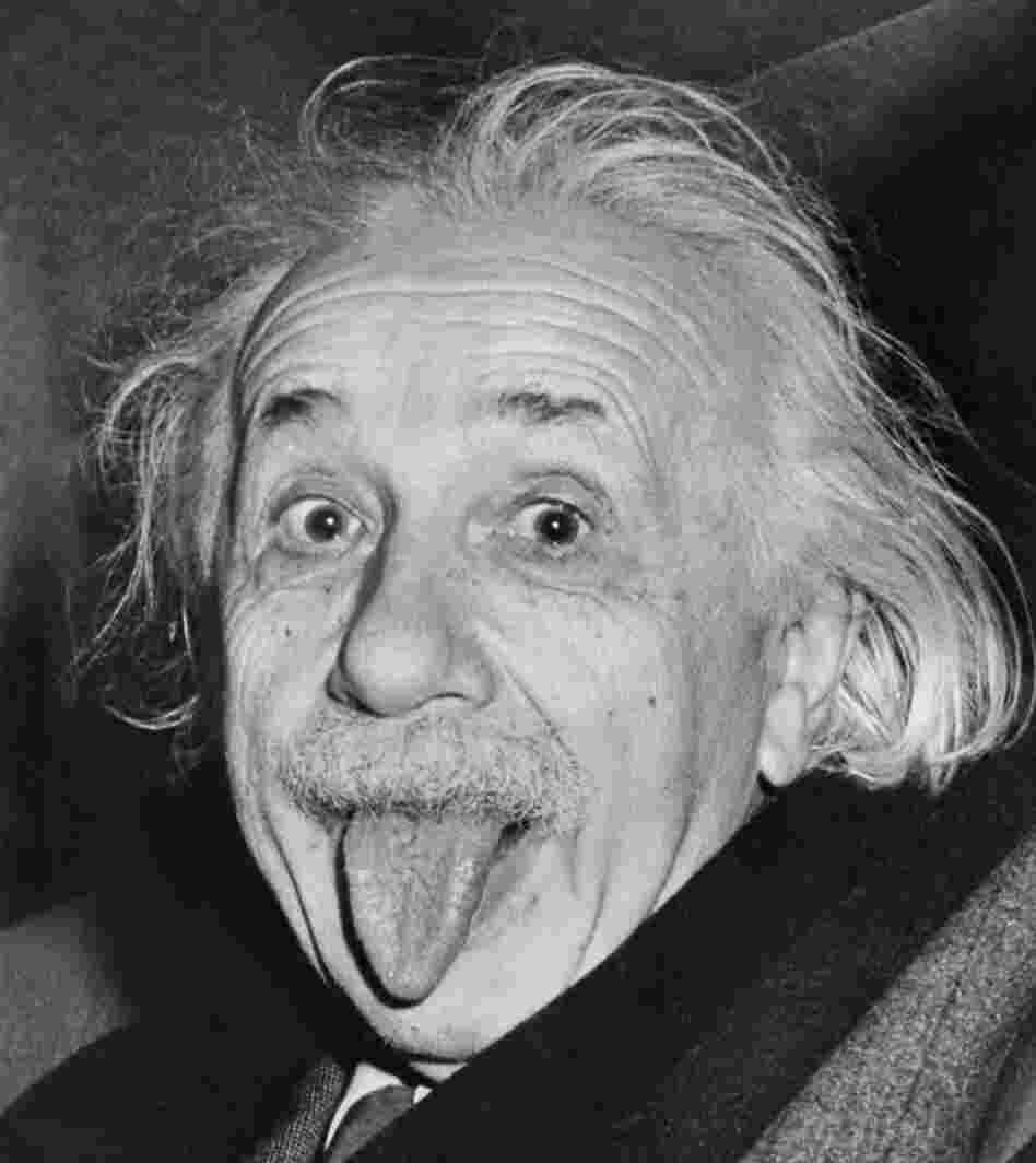 Mengapa Foto Albert Einstein Menjulurkan Lidahnya