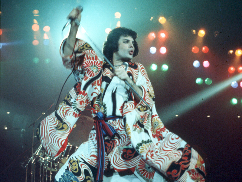 Melihat Kembali Gaya Sensasional Freddie Mercury