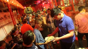 Warga Tionghoa Sajikan Buka Puasa Gratis di Vihara