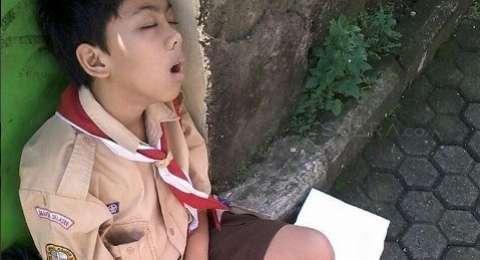 kisah-abil-bikin-trenyuh-bocah-pramuka-jualan-di-e