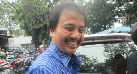 lupa-lirik-hingga-salah-pesawat-6-kontroversi-roy-suryo-yang-bikin-mesem