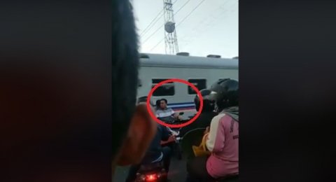 Uji Nyali di Jalur Kereta Api, Pemotor Ini Bak Punya Nyawa Sembilan