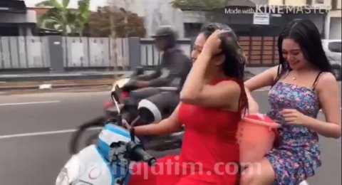 Heboh Video 2 Perempuan Cantik Mandi di Atas Motor, Polisi Buru Pemeran