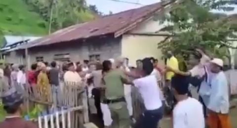 viral-video-petugas-diamuk-warga-diduga-larang-salat-idul-fitri-berjemaah