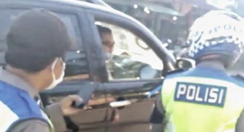 Polisi Arogan Tak Pakai Masker Berdinas di Polrestabes Bandung