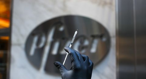 China Meminta Vaksin Pfizer Tidak Digunakan pada Lansia