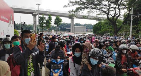 Pengunjung Dibatasi, Antrean di TMII Mengular hingga 2 Kilometer