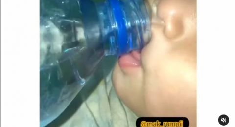 Bayi makan kecoak! bukan bawa ke dokter, eh malah direkam