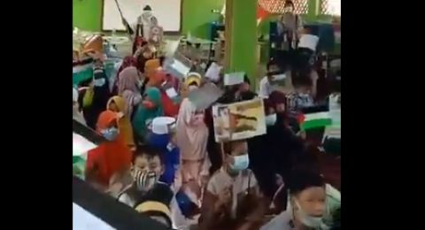 viral-video-anak-anak-sekolah-kompak-kibarkan-bendera-palestina-tuai-perdebatan
