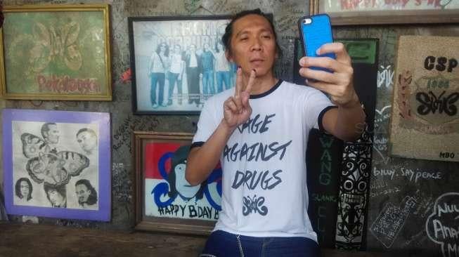 disuntik-vaksin-di-depan-jokowi-bimbim-slank-deg-degan-tapi-enggak-sakit