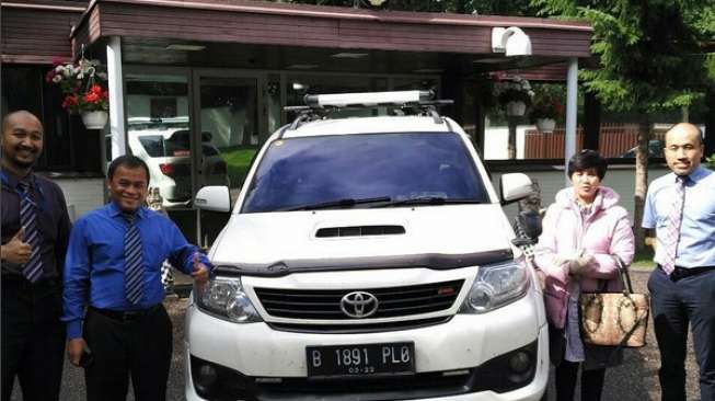Yana dan Teddy Keliling Asia dan Eropa Naik Fortuner bernomer indonesia