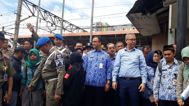 pkl-kalungkan-bunga-ke-anies-dan-terima-kasih-dikasih-lapak
