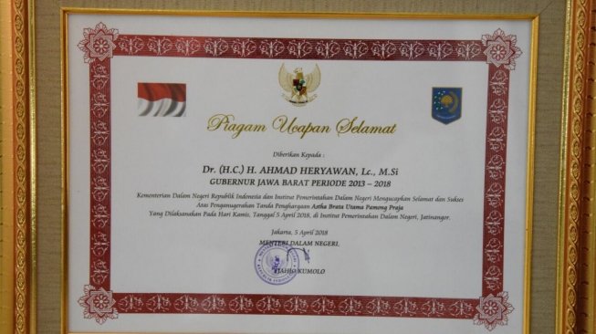 Mendagri Anugerahi Aher "Bintang Astha Brata Utama Pamong Praja"