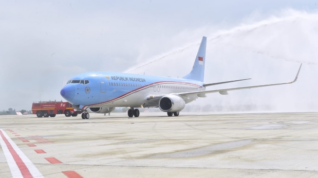 Waw, Pesawat Jokowi Mendarat Perdana di Kertajati, Di sambut Water Salute