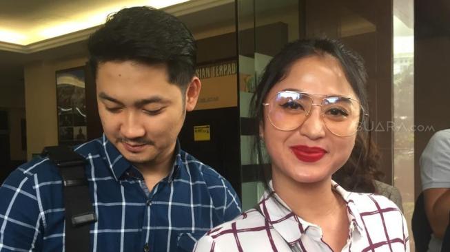 Jelang Kebebasan Ahok, Dewi Perssik Titip Salam Kangen