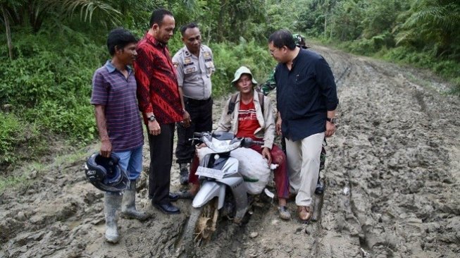 sentil-jokowi-soal-jalan-rusak-fadli-zon-apa-perlu-ada-yang-mandi-lumpur