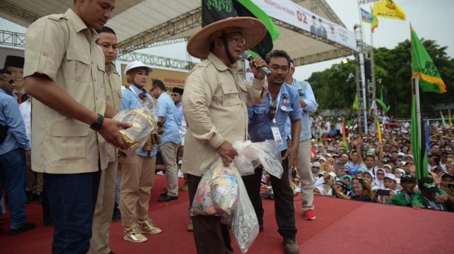 Emak-emak Militan Riau Rela Jual Emas Demi Prabowo, Tapi Ternyata...