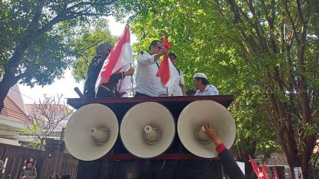 massa-berbaju-putih-yang-geruduk-bawaslu-jatim-bantah-gerakan-people-power