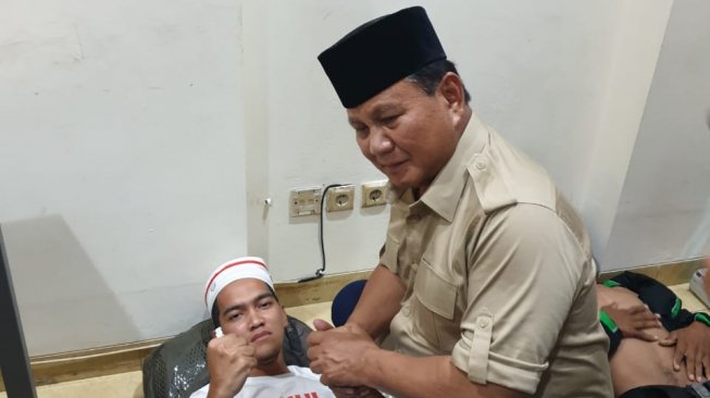 Besuk Korban Aksi 22 Mei, Prabowo Genggam Tangan Pendemo yang Terkapar