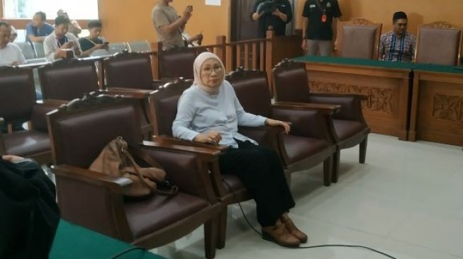 Jelang Sidang Putusan, Ratna Sarumpaet Acungkan Salam Dua Jari