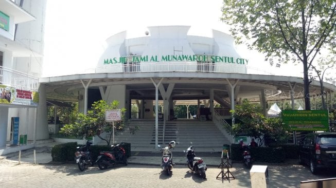 Dewan Masjid Indonesia Kutuk Perempuan Bawa Anjing ke Masjid
