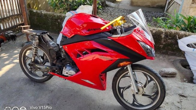 Kreatif Poll, Pria Ini Ubah Tampilan Honda Supra Jadi Mirip Kawasaki Ninja Bosskuu !!