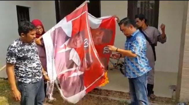 Bakar Spanduk hingga Tukang Ojek Menangis, 4 Kekecewaan Pendukung Prabowo