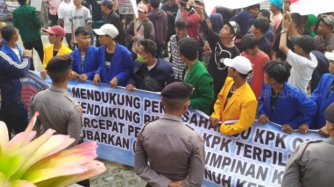 Viral Massa Pro UU KPK Baru Rebutan Jas Almamater Tanpa Logo Universitas