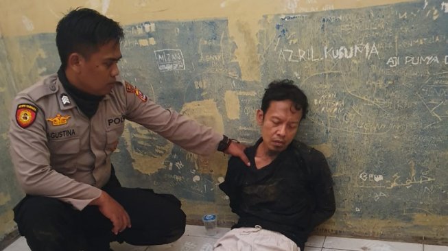 Pegang Pisau, Abu Rara Penusuk Wiranto Suruh Putrinya Tikam Polisi