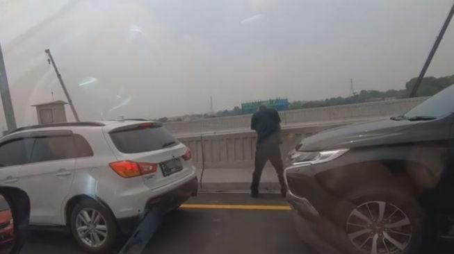 Pecah Rekor, Pemobil ini Disebut Jadi Orang Pertama yang Pipis di Tol Japek