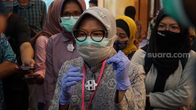  Risma Bantah Jokowi Warga Surabaya Tak Bermasker: Kamu Lihat Saja di Jalan