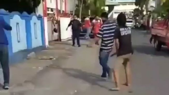 Viral Aksi Maling Motor Santuy Dikepung Warga, Diduga Miliki Ilmu Kebal