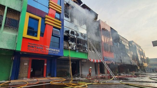 bioskop-senen-dibakar-pendemo-empat-ruko-ikut