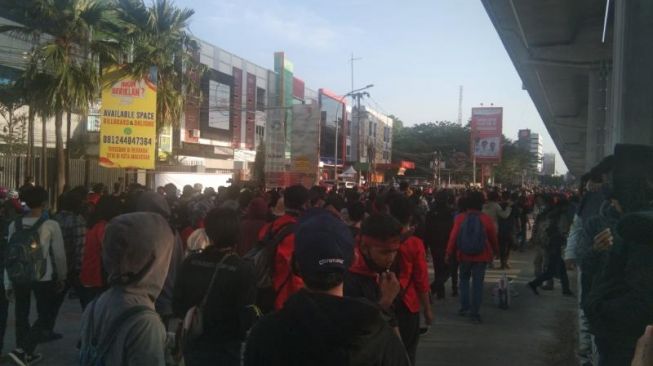 ricuh-pendukung-paslon-walikota-makassar-acungkan-parang-kejar-demonstran